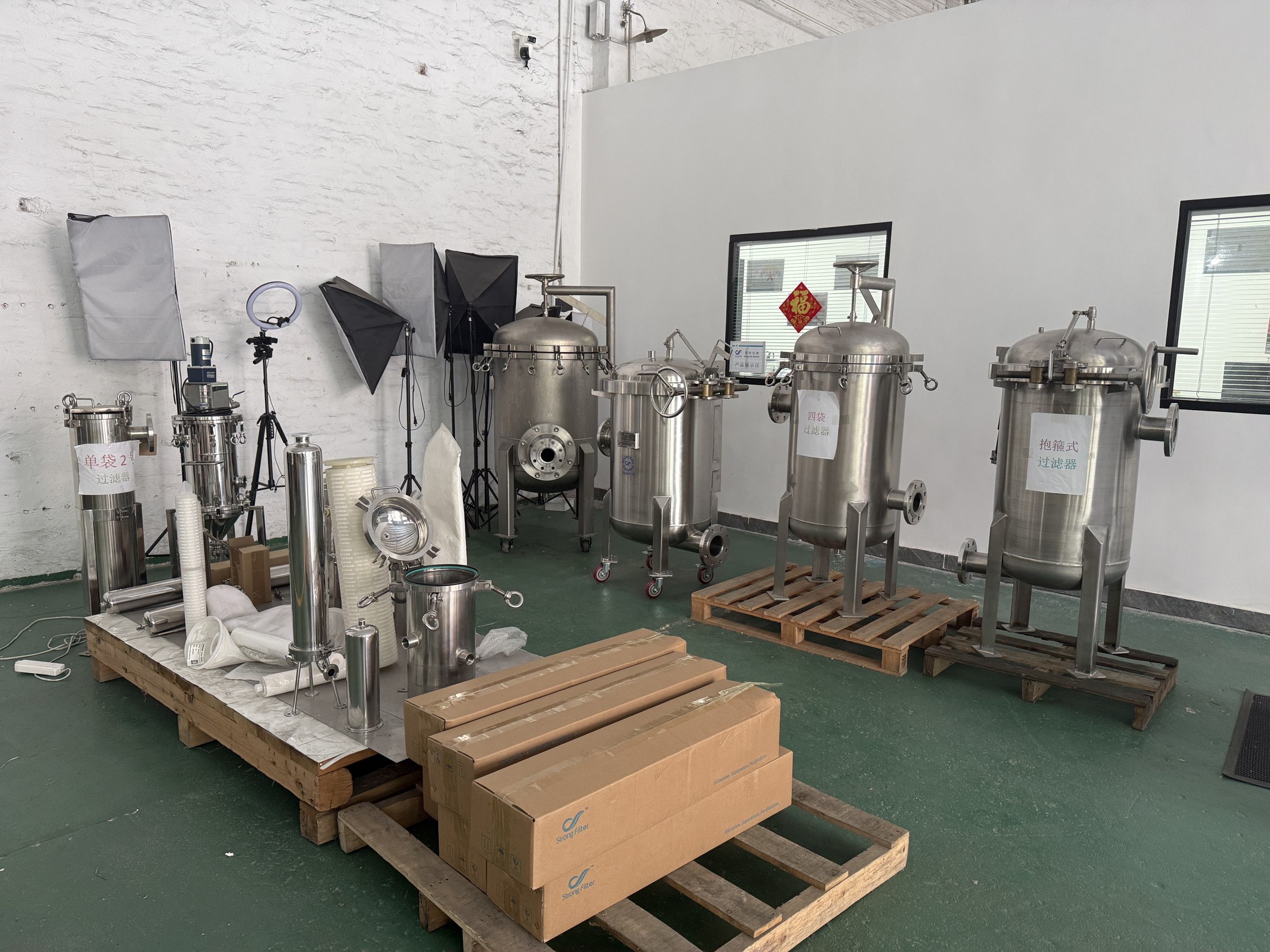 不同外形的壳体与设备在展示区域陈列。